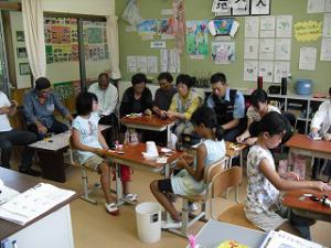 地域の方と科学教室 水で光るライト作りをしました