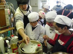 料理人に味付けの極意を教えてもらう