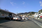 大畠駅より見上げる坂の上の学校の写真