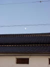 白壁に上る月の写真