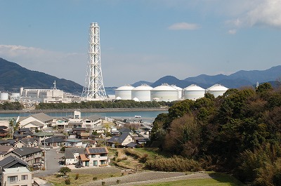 丘の上から望む