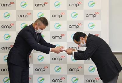 寄附金目録贈呈時の画像