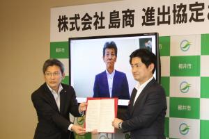 島田社長（中央）と高林企業立地統括監（左）と井原市長（右）