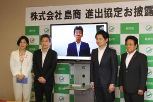 来賓の山本市議会議長（最右）と有近県議（最左）