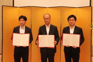 嶋尾社長、井原市長、久野会長による協定書構え