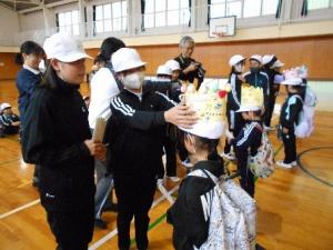 六年生が一年生に王冠をかぶせてあげているところです。