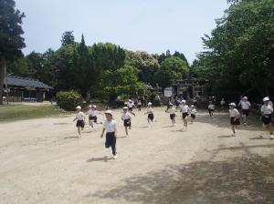 しっぽとり鬼ごっこで鬼から走って逃げているところです。