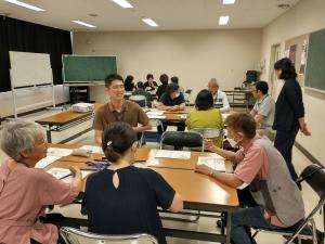 全体で話す写真