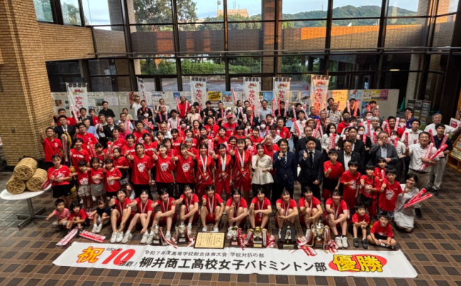 柳井商工高等学校女子バドミントン部優勝報告会の様子