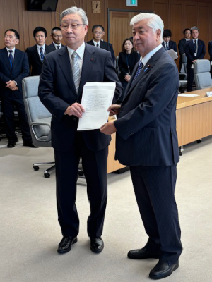 中谷防衛大臣に意見書を手渡す平井副議長