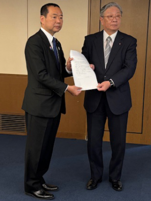 藤井外務副大臣に意見書を手渡す平井副議長