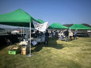 テントブースでの物販コーナー