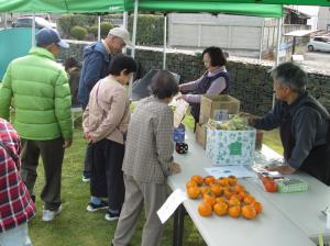 テントブースの物販コーナー