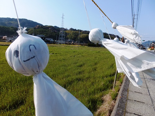いほのしょう春まつりのために取り付けられた、てるてる坊主の写真です。