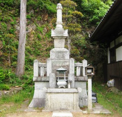 金剛寺の宝篋印塔の写真