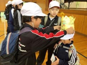 五年生が一年生にプレゼントの王冠をかぶせてあげているところです。
