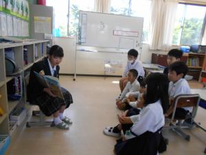読み聞かせをする中学生
