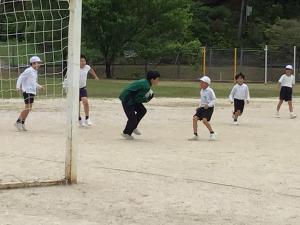 サッカーをする中学生