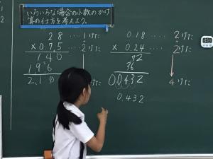前で説明する子ども