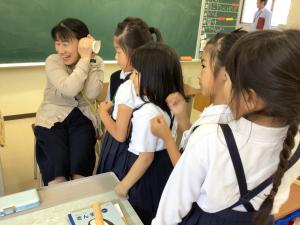 分かった答えを先生に伝える子どもたち