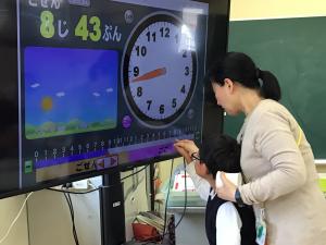 先生と一緒に考える子ども
