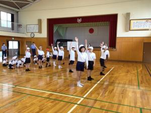 低学年にお手本を示す上級生