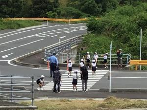 横断歩道で練習する1・2年生
