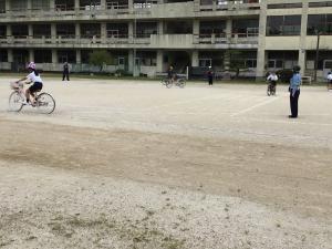 コースを使って自転車の練習をする上級生