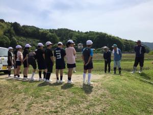 地域の人にあいさつをする5・6年生