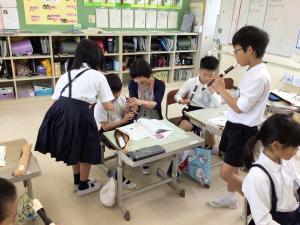 指使いを友達に教える様子