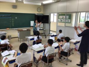 上手に演奏できて拍手をする先生