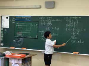 前に出て発表する子ども