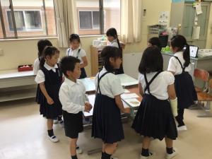 ゲームを楽しむこども