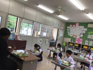 給食を一緒に食べるこども