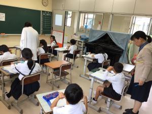 学習プリントに取り組む低学年児童