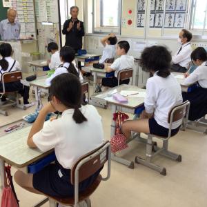 話を真剣に聞く子どもたち