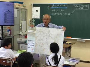 地図を示しながら説明する講師の先生