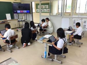 学習補助をしている教育実習生