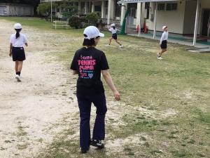 児童と遊ぶ教育実習生