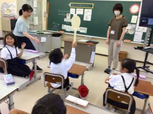 給食のしゃもじを手に持つ子ども