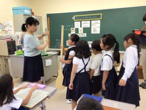 一人ずつしゃもじをもってみる子どもたち