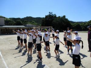 ボールの持ち方を教わる子どもたち