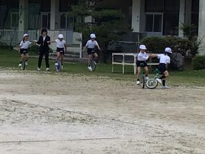 一輪車で遊んでくれた教育実習生