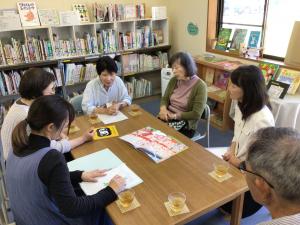 絵本を選ぶボランティアのみなさん