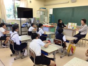 読み聞かせに聴き入る高学年の子ども