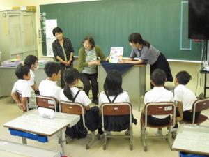 読み聞かせに聴き入る中学年の子ども