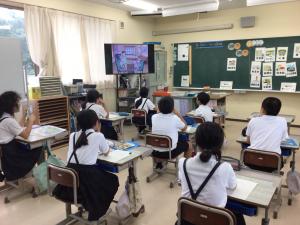 DVDを視聴する子どもたち