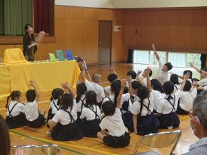 読み聞かせを楽しむ子どもたち
