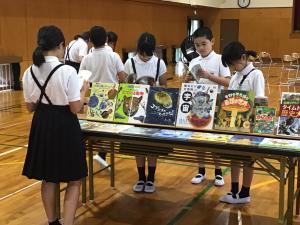 本を選ぶ子供たち