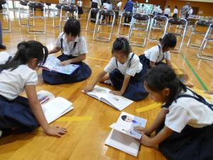 選んだ本を手に取って読む子どもたち